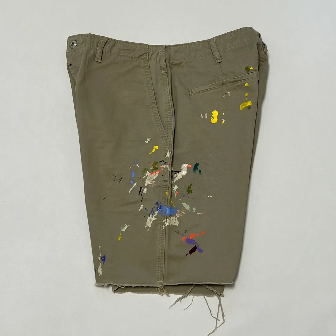 GALLERY DEPT. RICKY SHORT/KHAKI Splash-ink knife-cut khaki work shorts, khaki color 30-32-34-36 code, re-adjusted version, re-washed to make old VINTAGE, hand-made acrylic splash-ink graffiti, genuine cowhide steel stamped LOGO leather tag, original version with LOGO buttons